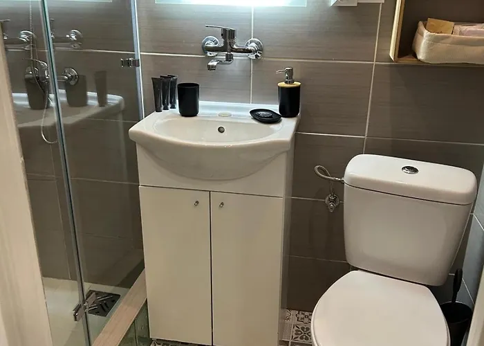 Cherry Street Apartment *